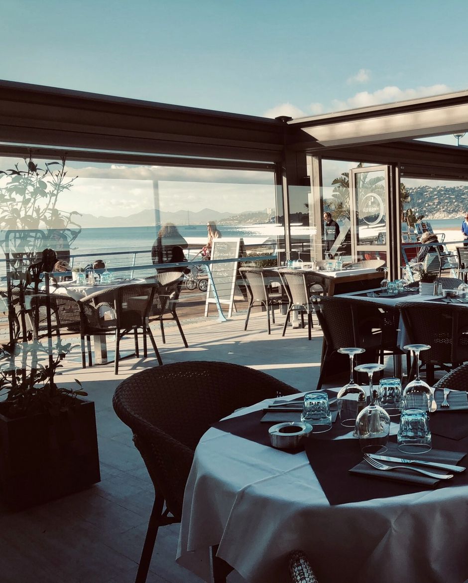 Terrasse de la brasserie avec vue sur la baie