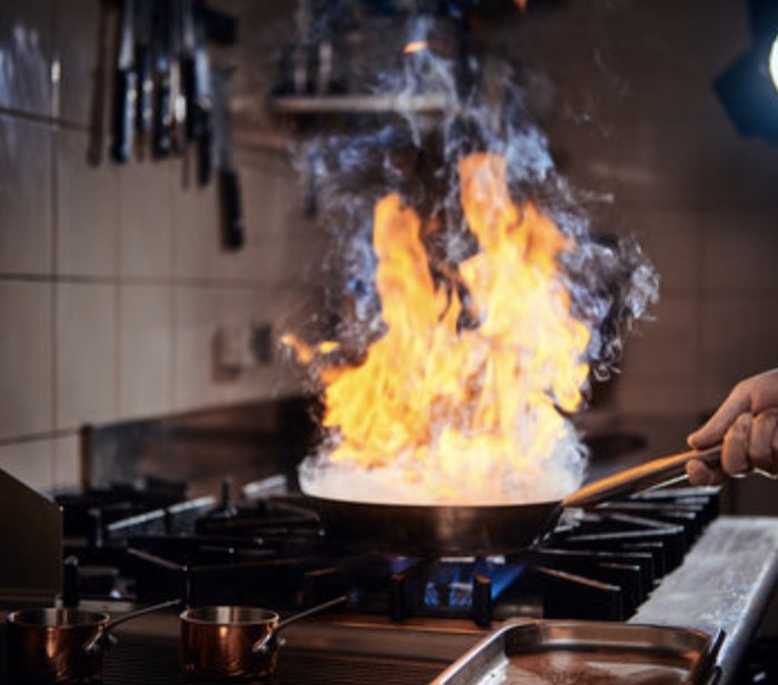Poêle flambée sur le piano