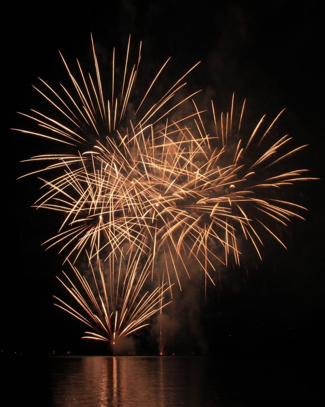 Feu d'artifice doré au-dessus de la baie de Juan-les-Pins