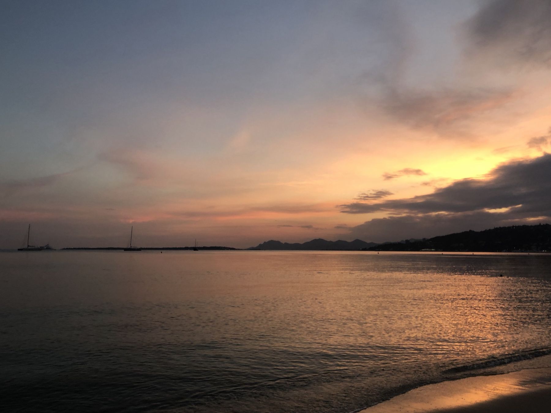Coucher de soleil sur l'Estérel depuis la plage