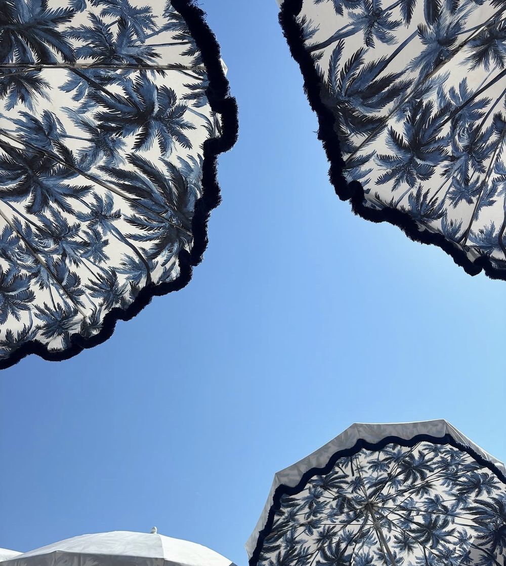 Parasols imprimés palmiers sous le ciel bleu