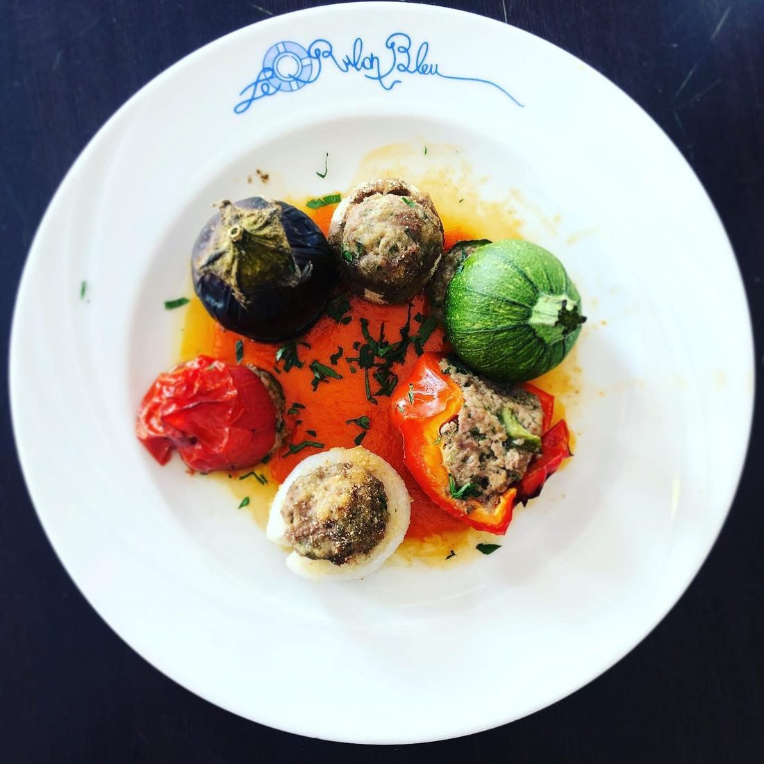 Petits farcis niçois servis dans une assiette Le Ruban Bleu