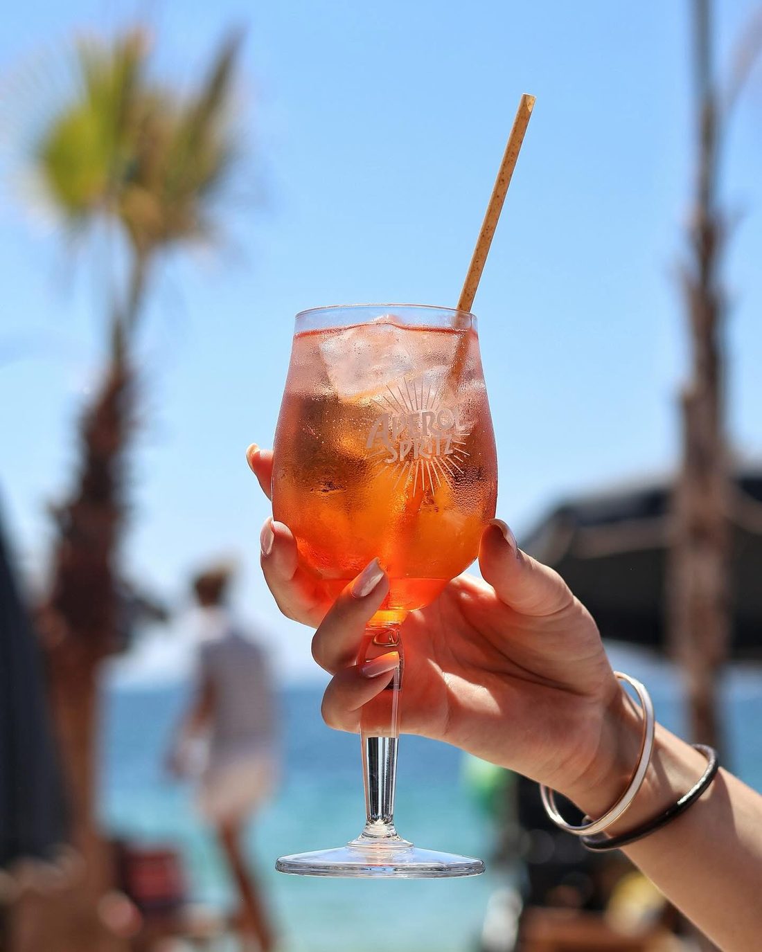 Spritz levé face à la mer