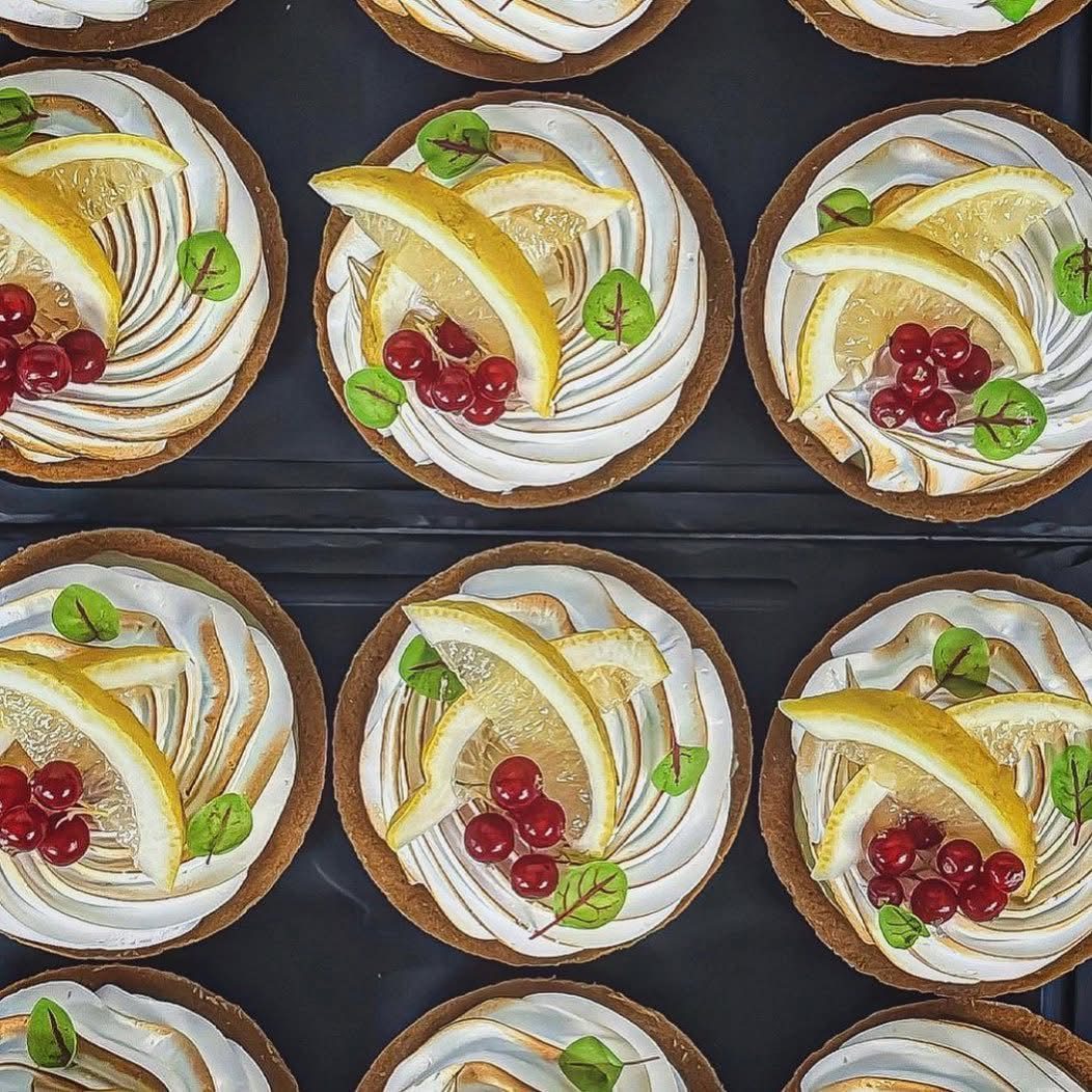 Tartelettes au citron meringuées, groseilles et feuilles d'oseille