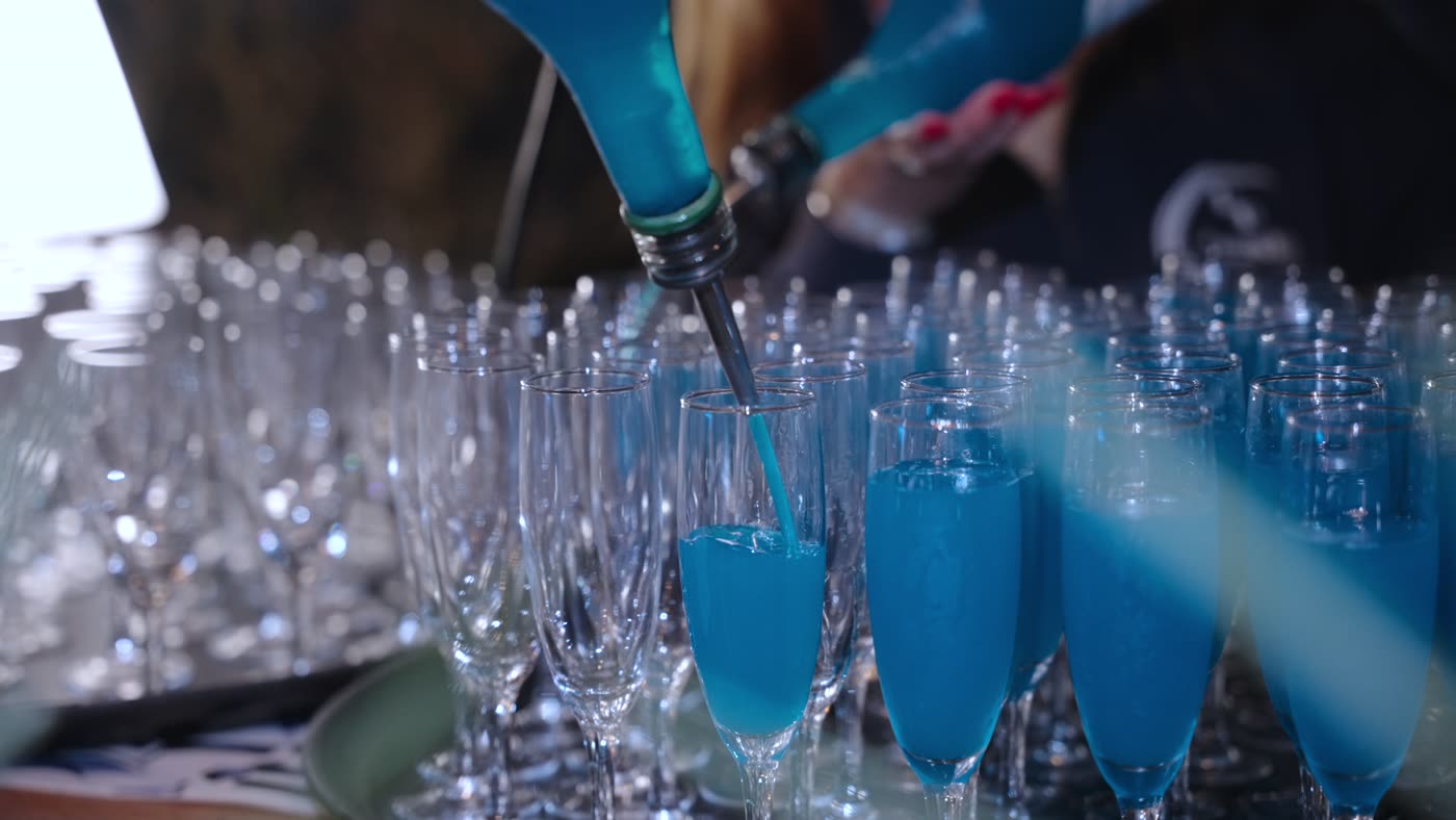 Cocktails bleus servis en coupe pour un événement