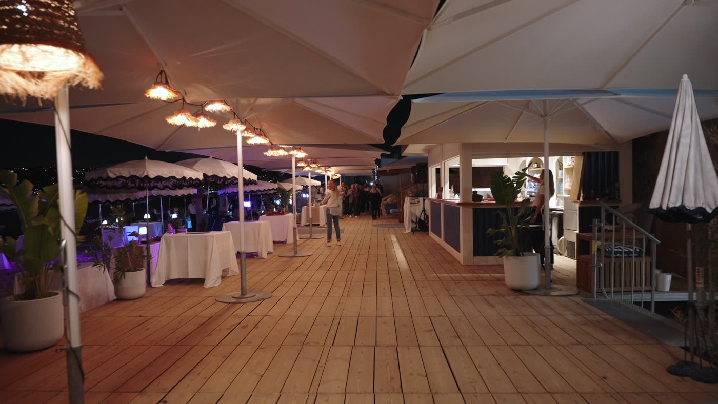 Terrasse éclairée et tables dressées le soir